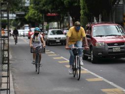 Ciclistas transitan por una ciclovía recientemente habilitada en una de las principales avenidas de Ciudad de México. EFE/S. Gutiérrez