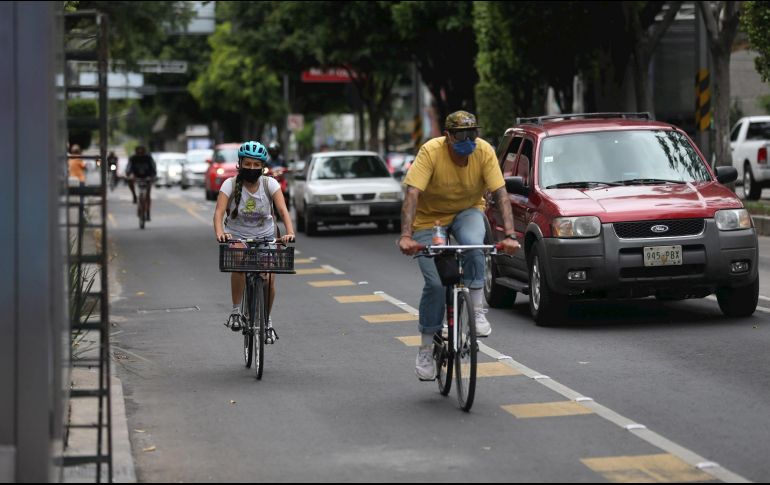 Ciclistas transitan por una ciclovía recientemente habilitada en una de las principales avenidas de Ciudad de México. EFE/S. Gutiérrez