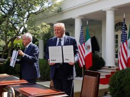 El Presidente Andrés Manuel López Obrador (i), y su homógolo estadounidense, Donald J. Trump (d), sostienen acuerdos firmados tras su encuentro en la Casa Blanca. EFE/A. Drago