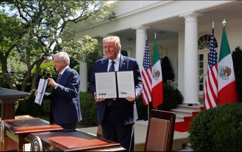 El Presidente Andrés Manuel López Obrador (i), y su homógolo estadounidense, Donald J. Trump (d), sostienen acuerdos firmados tras su encuentro en la Casa Blanca. EFE/A. Drago