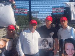 Adrián LeBarón (2 i) y otros familiares se manifestaron ayer frente a la Casa Blanca en Washington. TWITTER@AdrianLebaron