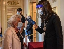Una empleada del Teatro alla Scala, en Milán, mide la temperatura de una asistente a uno de los espectáculos. EFE/M. Corner