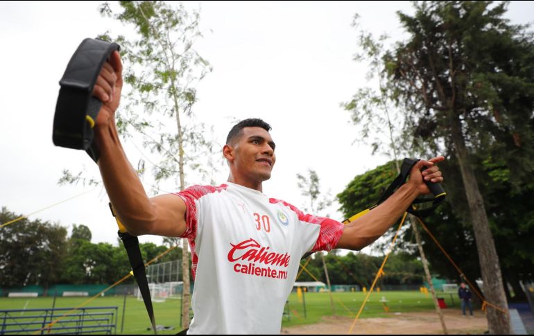 Gilberto Sepúlveda niega tener presión por ser el defensa titular en Chivas. TWITTER / @Chivas