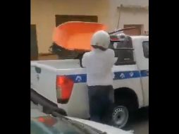 En medio de golpes, un grupo de inspectores logró llevarse una de las carretillas. ESPECIAL