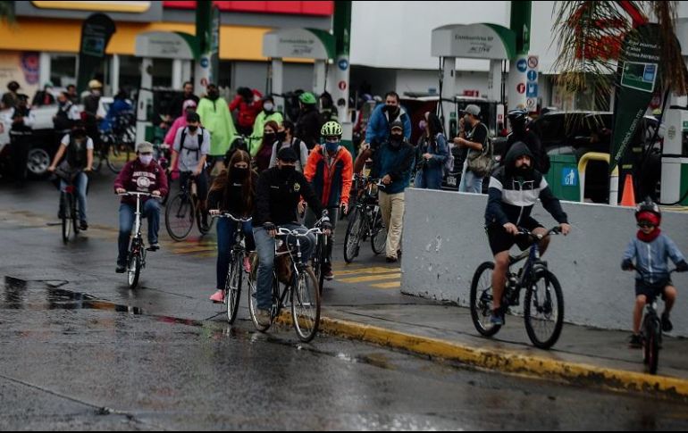 Pedalean para defender ciclovía en Av. Guadalupe