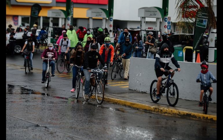 Fue hacia las 17:30 horas que los manifestantes tomaron la ciclovía para circular sobre ella. EL INFORMADOR/G. Gallo