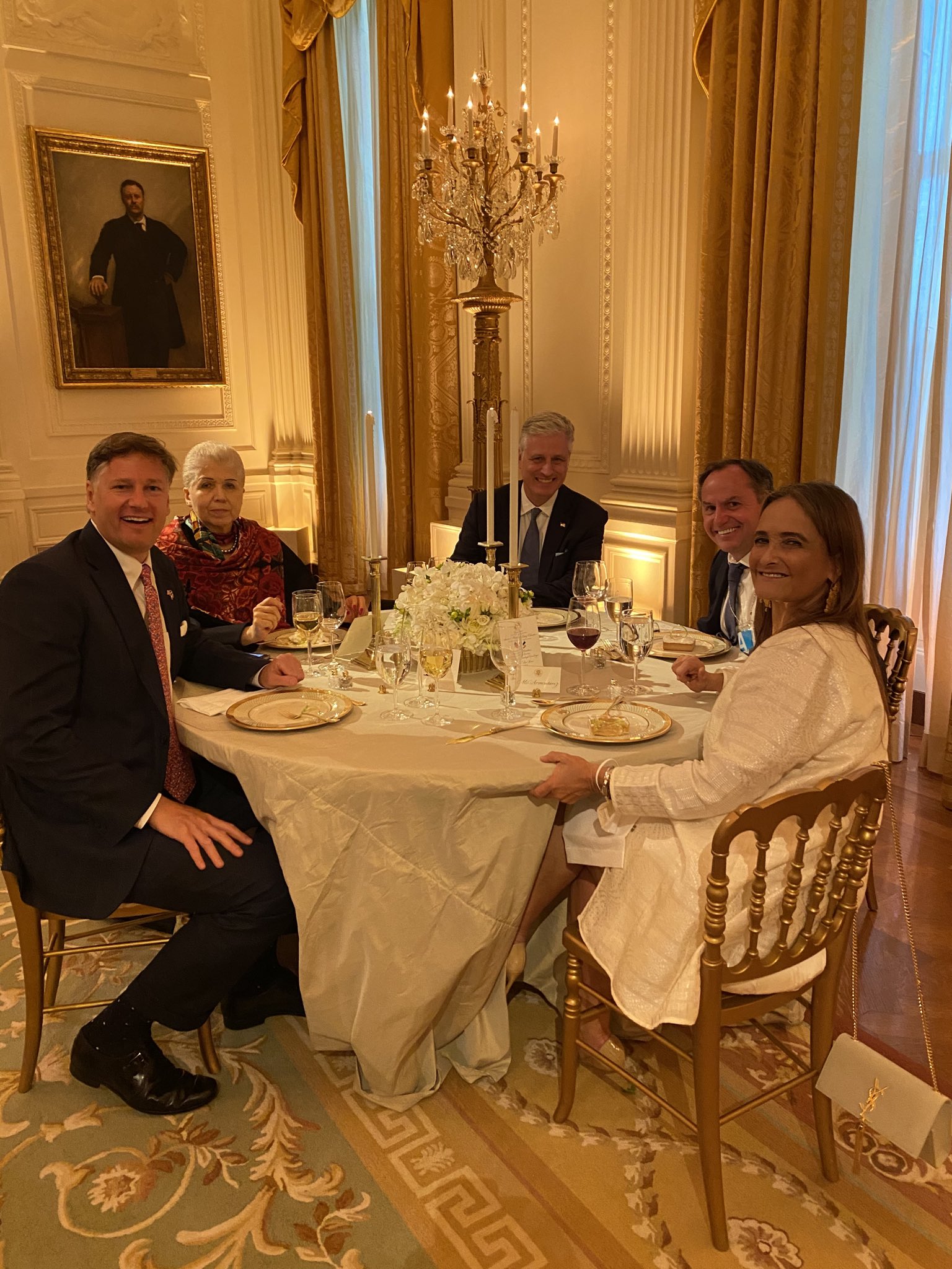 Muestran imágenes de la cena de AMLO y Trump con empresarios