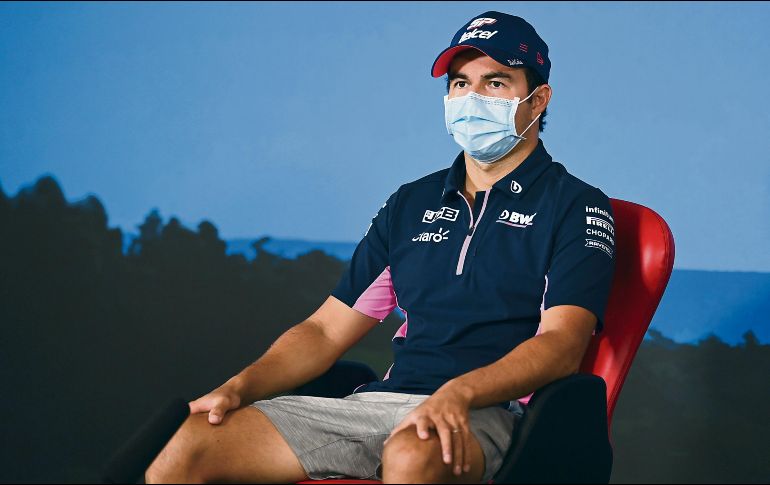 AYUDA. El tapatío Sergio “Checo” Pérez donó los guantes con los que compitió en la última edición del Gran Premio de México. EFE