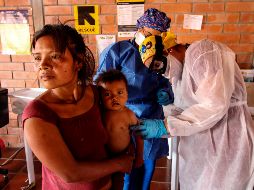 Trabajadores de la salud revisan el estado de salud de un bebé del pueblo Yukpa, en la frontera de Colombia con Venezuela. AFP/S. Mendoza