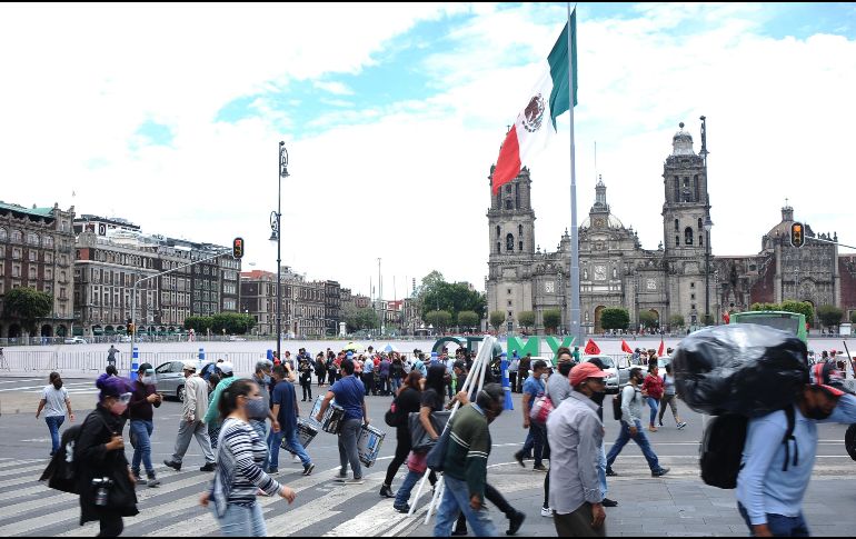 La Ciudad de México, que entró en “semáforo naranja” luego de que bajó la ocupación hospitalaria, metió reversa a la reapertura del Centro Histórico. EFE/J. Núñez