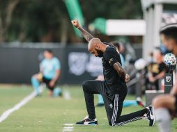 Una vez iniciado el juego Henry, portando una camiseta negra con el lema 'Black Lives Matter', continuó con la protesta hincado de rodillas delante de su banquillo. TWITTER/@MLS