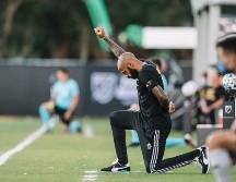 Una vez iniciado el juego Henry, portando una camiseta negra con el lema 'Black Lives Matter', continuó con la protesta hincado de rodillas delante de su banquillo. TWITTER/@MLS