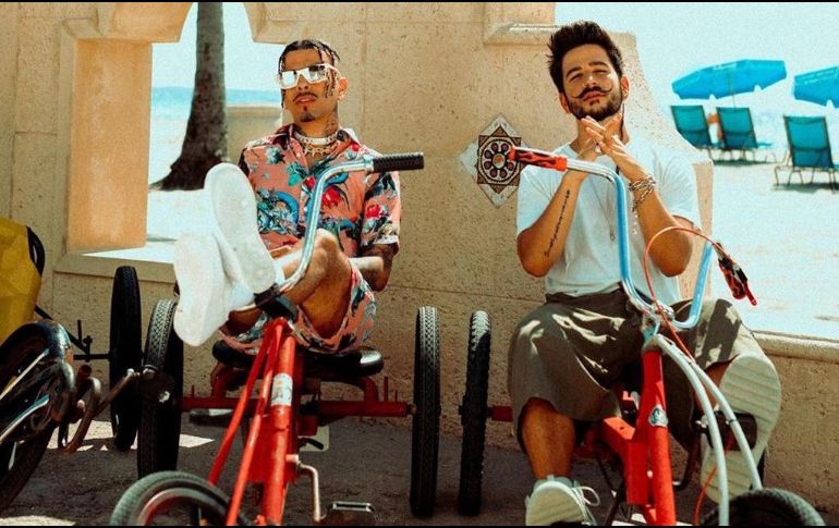En el video, Rauw Alejandro y Camilo aparecen divirtiéndose mientras pasean por el bulevar de las playas de Miami. TWITTER/@rauwalejandro