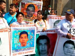 Familiares de los estudiantes de Ayotzinapa se reunieron durante tres horas con el Presidente Andrés Manuel López Obrador en Palacio Nacional. EFE/ARCHIVO