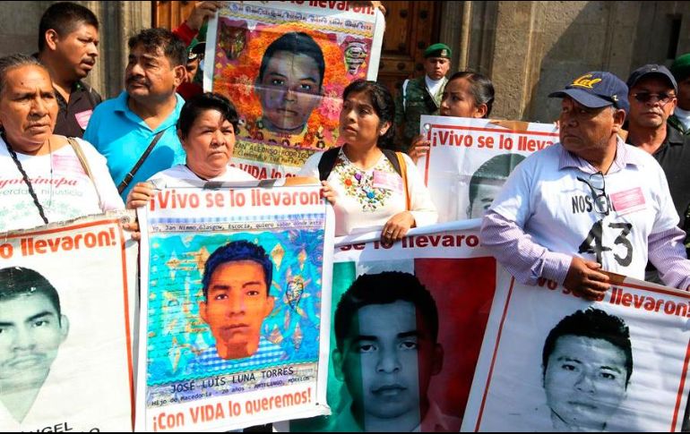 Familiares de los estudiantes de Ayotzinapa se reunieron durante tres horas con el Presidente Andrés Manuel López Obrador en Palacio Nacional. EFE/ARCHIVO