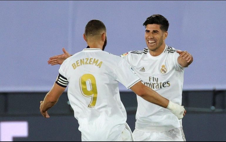 El Real Madrid se impuso por 2-0 al Alavés gracias a los goles del francés Karim Benzema, de penalti, en el minuto 10 y del español Marco Asensio, tras asistencia del galo, en el minuto 49. EFE / J. Martín