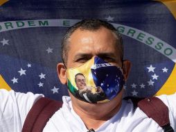 Un simpatizante del presidente de Brasil, Jair Bolsonaro, participa durante una manifestación a favor del gobierno en la explanada de los ministerios, en Brasilia. EFE/J. Alves