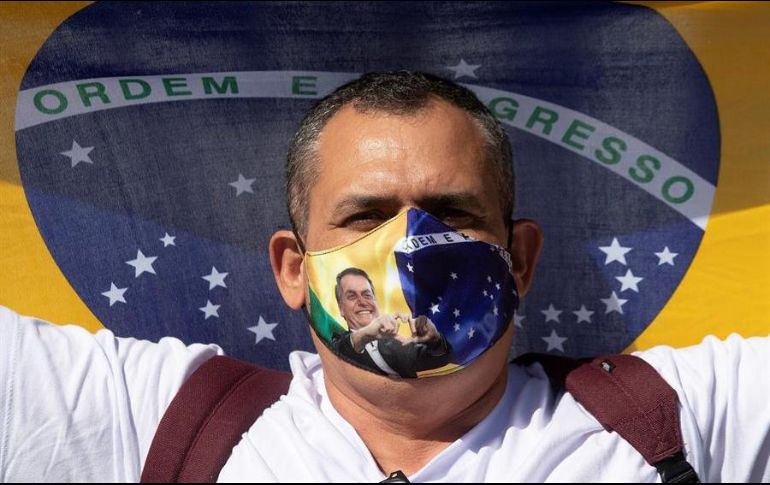 Un simpatizante del presidente de Brasil, Jair Bolsonaro, participa durante una manifestación a favor del gobierno en la explanada de los ministerios, en Brasilia. EFE/J. Alves