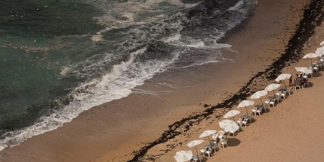 Por ayudar a joven, 11 personas mueren ahogadas en playa de Egipto