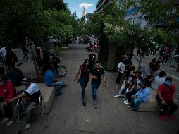 A pesar de los llamados de la autoridad a mantenerse aislados para evitar la propagación de COVID-19, los tapatíos salen a las calles e ignoran las medidas de prevención. EL INFORMADOR/F. Atilano