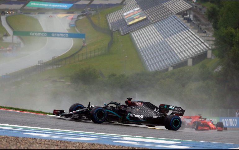 Hamilton elevó a 89 su propio récord histórico de ''poles'' en la F1 tras dominar la calificación en el circuito de Spielberg. AFP / D. Bandic