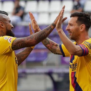 Vidal sostiene al Barcelona en la lucha