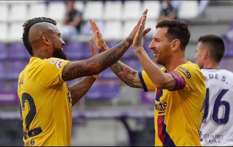 El Barcelona se mantiene en la pelea por el título de liga, gracias a un solitario gol, firmado por Arturo Vidal en el inicio de la primera mitad, ante un Real Valladolid que, como suele ser habitual, plantó cara, se mostró atrevido y mereció puntuar. AP / M. Fernández