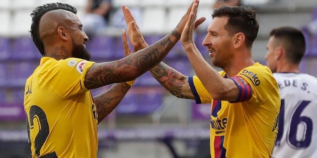 Vidal sostiene al Barcelona en la lucha