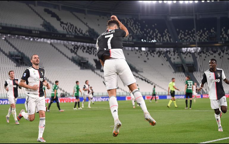 Un doblete de penalti del portugués Cristiano Ronaldo, culminado en el minuto 90, le dio este sábado un empate 2-2 a laJuventus en casa contra un enorme Atalanta. AP / F. Ferrari