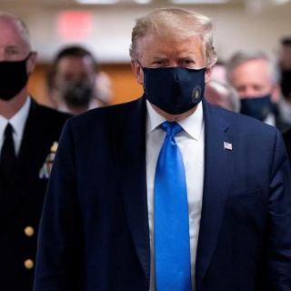Donald Trump se deja ver con cubrebocas por primera vez
