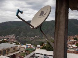 Vista de una antena de DirecTV sin servicio en una casa de Caracas. Venezuela es el país más pobre y el segundo más desigual de América Latina, según el informe. EFE/ARCHIVO