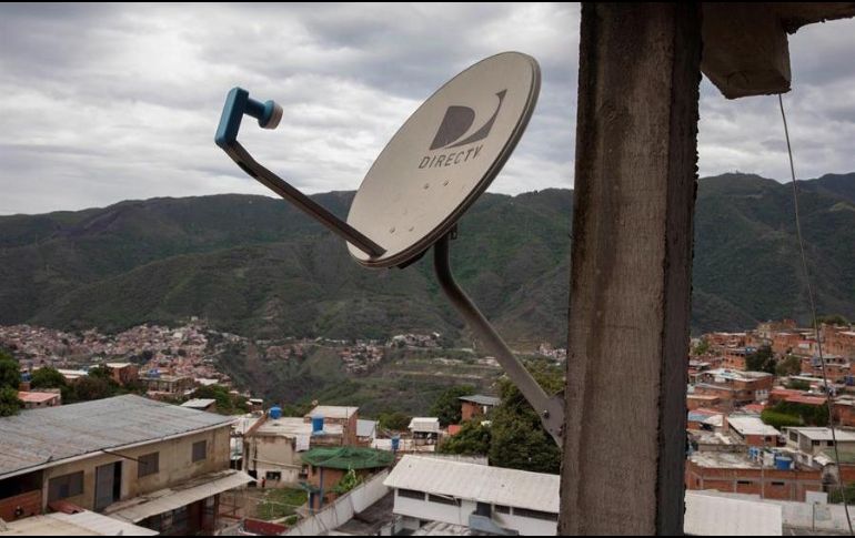 Vista de una antena de DirecTV sin servicio en una casa de Caracas. Venezuela es el país más pobre y el segundo más desigual de América Latina, según el informe. EFE/ARCHIVO