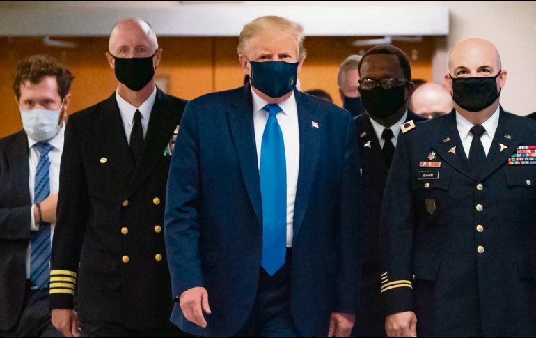 CAMBIO. Por primera vez, desde el inicio de la pandemia, el presidente Donald Trump se mostró con un cubrebocas en público. AFP