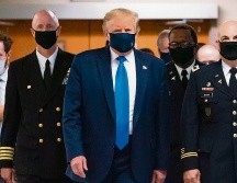 CAMBIO. Por primera vez, desde el inicio de la pandemia, el presidente Donald Trump se mostró con un cubrebocas en público. AFP