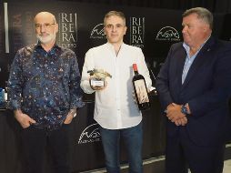 Ganador. Marcelo Luján (al centro) posa con su premio al lado de los organizadores. CORTESÍA