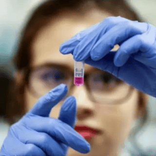 Reino Unido implementaría vacuna contra COVID-19 a mediados de 2021