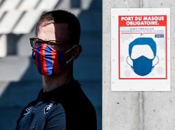 En Francia, el cubrebocas no es obligatorio, por lo que médicos pidieron que se sancione a quienes no la porten en lugares públicos cerrados. AFP / ARCHIVO
