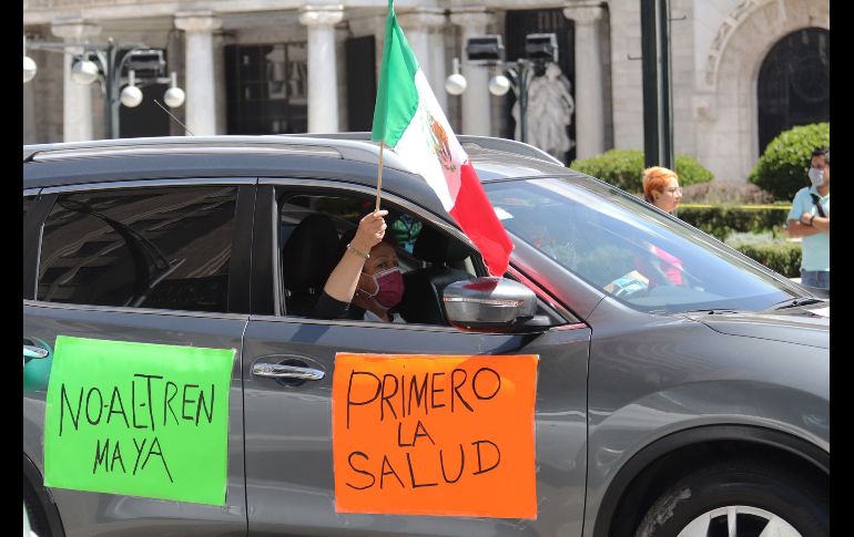 Automovilistas participan en una manifestación en contra del gobierno de López Obrador este domingo, en Ciudad de México. EFE/J. Pazos