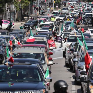 Acuden a nuevo "claxonazo" para pedir renuncia de López Obrador