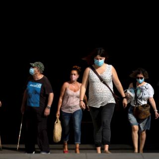 España reconfina a 200 mil personas