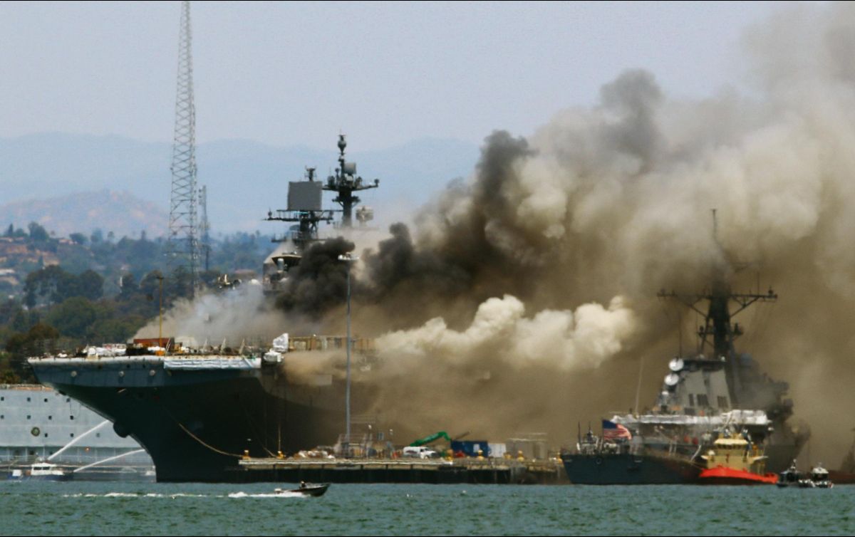 Hay 21 lesionados tras un incendio en un buque naval anclado en San ...