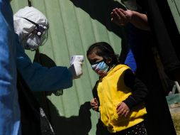 En las últimas 24 horas se volvió a batir el récord de casos diarios en el mundo con más de 230 mil, casi la mitad de ellos en EU y Brasil. XINHUA /