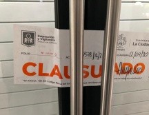 Un bar ubicado en la calle López Cotilla, en la colonia Americana, es cerrado por exceder el aforo permitido. ESPECIAL