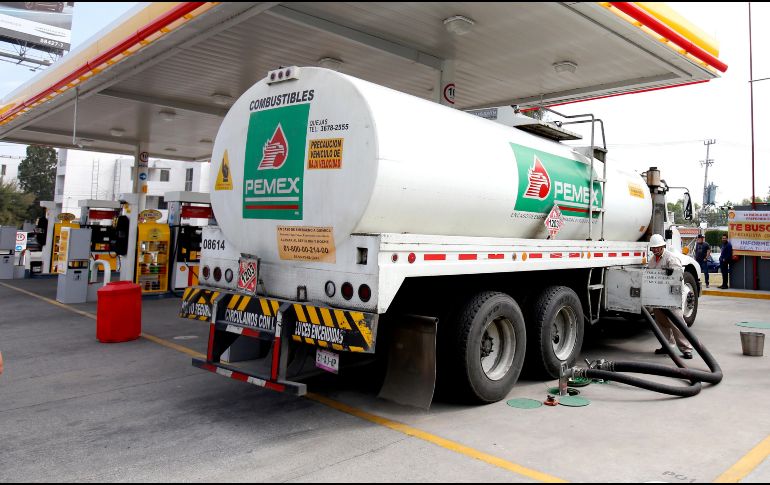 La Cofece dijo que no se observa competencia intensa en el mercado mayorista de gasolinas porque Pemex es el principal oferente del combustible. AFP/ARCHIVO