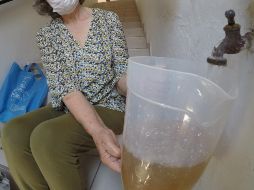 El agua de las casas de la zona sale de las tuberías entre amarilla y color marrón. EL INFORMADOR / A. Camacho
