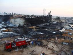 Varios autos resultaron afectados por las llamas, que se extendieron varios kilómetros. EFE/K. Elfiqi