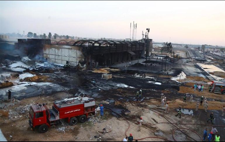 Varios autos resultaron afectados por las llamas, que se extendieron varios kilómetros. EFE/K. Elfiqi