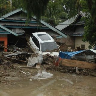 Mueren 10 personas tras repentinas inundaciones en Indonesia