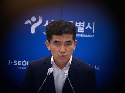 Hwang In-shik, vocero del gobierno metropolitano de Seúl, habla en conferencia de prensa sobre la presunta conducta del exalcalde hoy difunto. EFE/H. Jeon