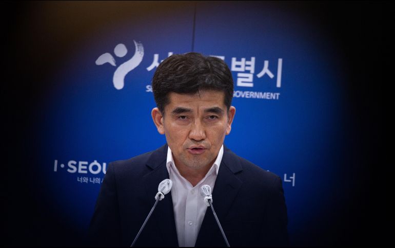 Hwang In-shik, vocero del gobierno metropolitano de Seúl, habla en conferencia de prensa sobre la presunta conducta del exalcalde hoy difunto. EFE/H. Jeon